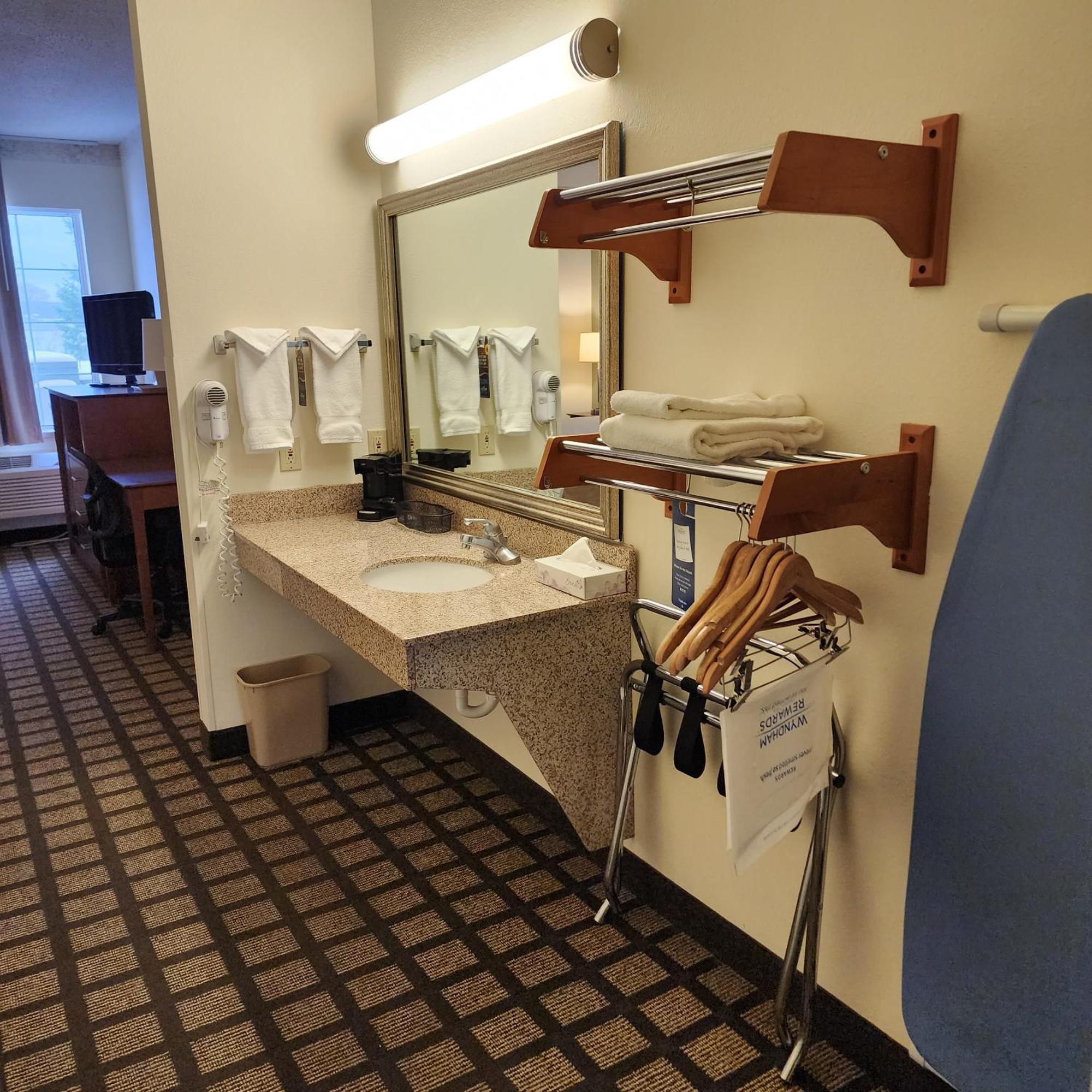 Baymont By Wyndham Mackinaw City Exterior foto
